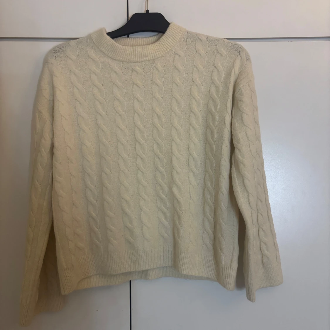 Krämvit kabelstickad tröja H&M XS