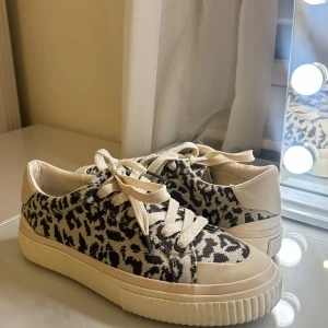 Zara leopard sneakers  - Säljer snygga, knappt använda leopard sneakers från Zara i storlek 39, normal i storleken!   Säljer för 250kr, originalpris 449kr❣️