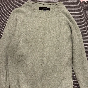 Grön stickad tröja från Vero Moda - Mysig ljusgrön stickad tröja från Vero Moda i storlek S. Tröjan har rund halsringning, långa ärmar och en enkel, klassisk design som passar perfekt till jeans eller kjol. Materialet är mjukt och ger en skön känsla under kyliga dagar.
