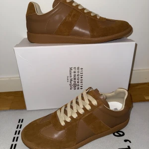 Maison Margiela skor - Säljer nu dessa riktigt snygga Maison Margiela Gats i strl 42. Helt nya aldrig använda. Du får med allt som syns på bilderna dvs skor, dustbag, box osv. Mer Margiela skor finns i min profil. Bara att skriva ett DM vid intresse!