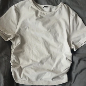 Vit basic t-shirt från SHEIN - Enkel och stilren vit t-shirt från SHEIN i storlek S. T-shirten har rund halsringning och korta ärmar, perfekt till alla outfits. Tillverkad i mjuk bomull för en skön känsla hela dagen.