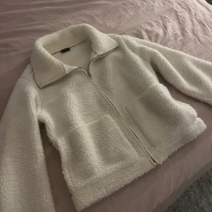 Vit teddyjacka pilejacka - Använts 2 gånger, har inga skador jätte varm och perfekt för hösten!!🍁