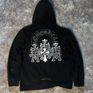 Chrome hearts hoodie - Säljer nu min chrome hearts hoodie då den har blivit för liten. Det är lätt den mest unika o fetaste tröjan i min garderob. Baktrycket har många detaljer o ser riktigt snyggt ut