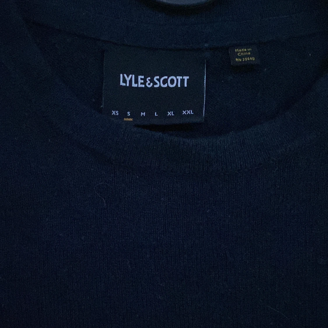 Mörkblå stickad tröja från Lyle & Scott - 2