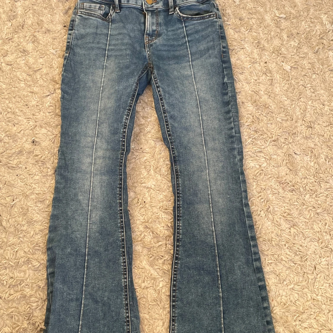 Blå bootcut jeans från Lindex - 2