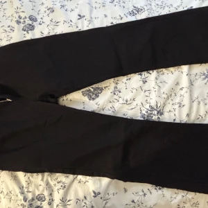 Svarta byxor från Lindex  - Säljer dessa svarta flare jeans från Lindex i storlek 170, det passar perfekt på mig som är 169 cm.
