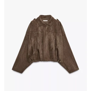 Brun mocka bomberjacka från Zara - Säljer en brun populär bomberjacka från Zara i mjuk mocka-look. Använd vid 1 kort tillfälle, som ny!! Storlek M