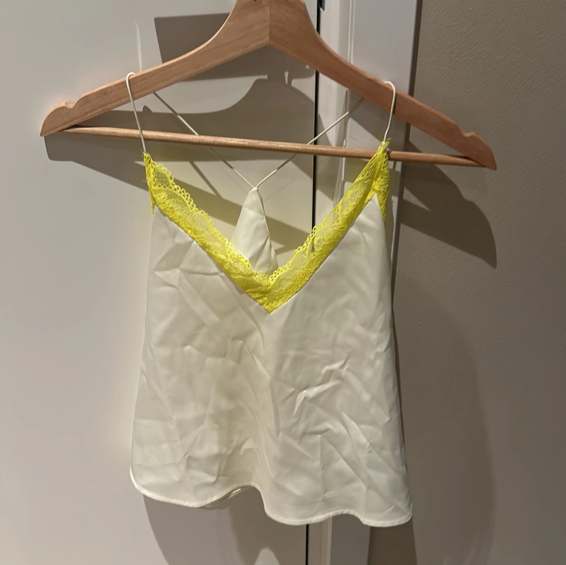 Vit linnetopp med gul spets - 1