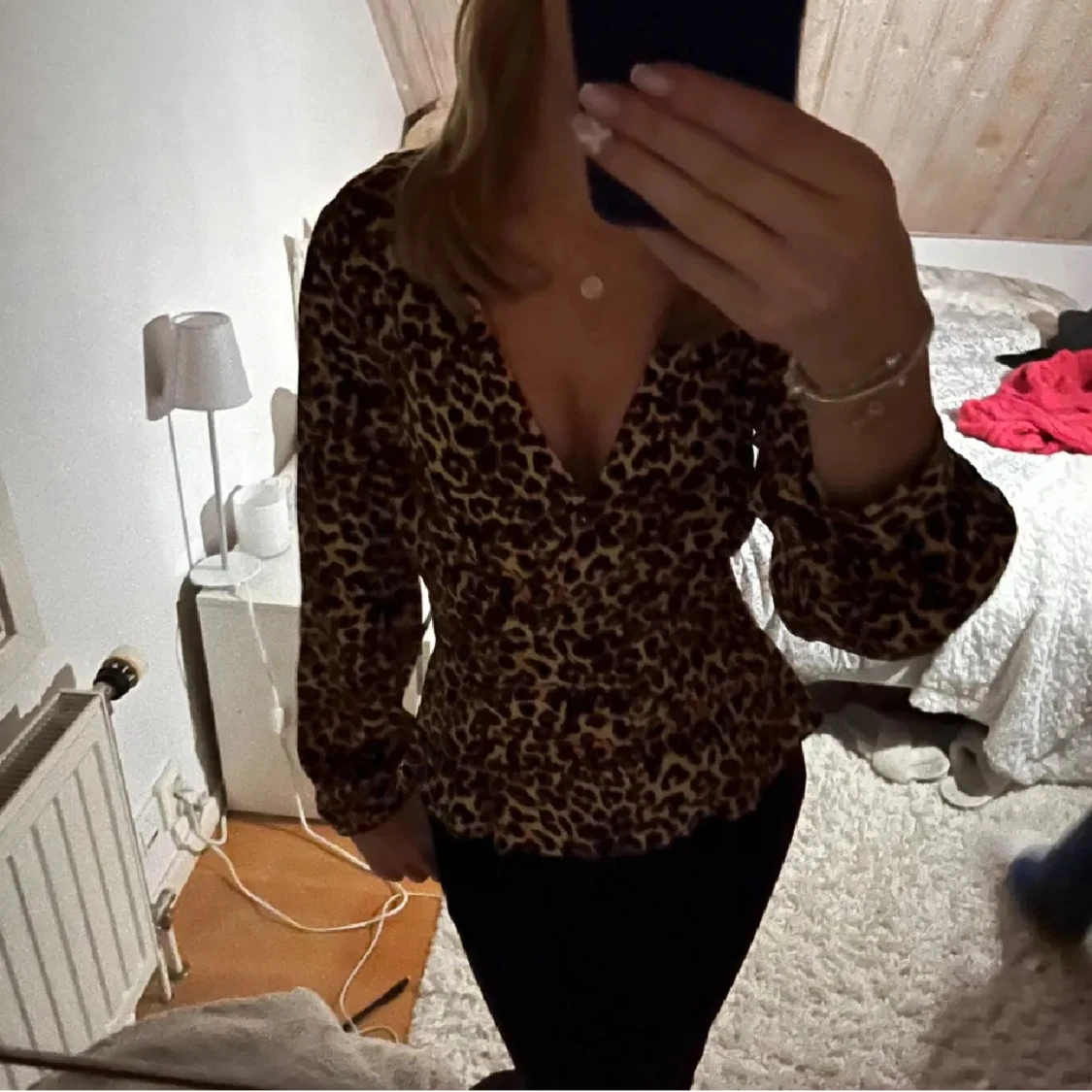Leopardmönstrad blus med v-ringning - 1