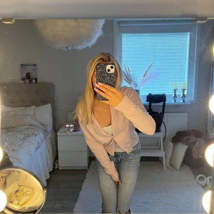 Rosa kofta från H&M, storlek S - Säljer en ljus rosa kofta från H&M i storlek S. Koftan har långa ärmar, knappar framtill och är tillverkad i mjuk bomullsmix. Perfekt att slänga över ett linne eller t-shirt för en chill look. Hör av dig vid frågor!💞