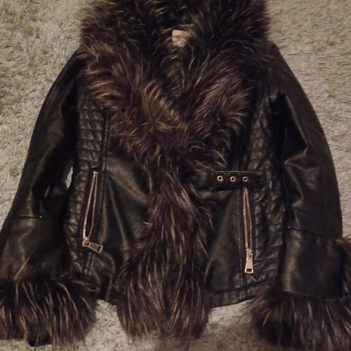 Svart skinnjacka med fuskpäls Vinceotto