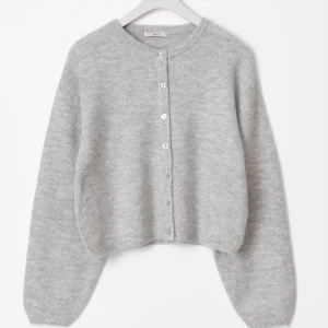 Stickad kofta - Superfin, mysig och trendig grå stickad kofta med vackra knappar av bra kvalité! Perfekt nu till hösten och vintern 🩷(Mina bilder får den att framstå lite mörkare än vad den är)