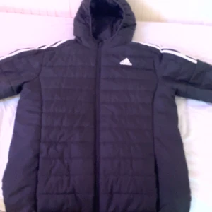 Adidas: boys puffer jkt black - Har bara använts 2gngr, i ny skick