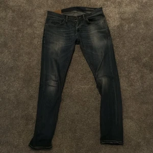 Dondup George jeans  - Feta dondup George med riktigt nice tvätt! Är lite ripped i fickorna, så är modellen så de är inga konstigheter! Storlek 34.