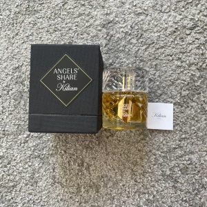 Kilian – Angels’ Share (50 ml)  - Kilian – Angels’ Share (50 ml) 🥃✨ Helt ny flaska av hypade Angels’ Share från Kilian – en lyxig, varm och kryddig doft med toner av kanel, konjak och vanilj. Perfekt till höst, vinter eller kvällstid 🔥  • Storlek: 50 ml • Skick: Oanvänd, i originalförpackning • Nypris: ca 2500 kr 💸 • Billigare pris då loggan på framsidan sitter lite löst, men inget som stör helhetsintrycket ✅  💡 Köpt från privatperson. Tidigare ägare visade kvitto och sa att den är äkta, men jag kan inte garantera det till 100 %