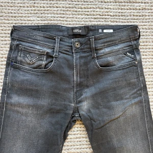 Replay anbass - Replay Anbass w 33 L 34 men sitter mer som 32  längd 104 cm Midjemått 41x2cm Mycket snygga jeans med en fräsch fade och små slitningar på fickorna vilket är mycket eftertraktat! Nypris 1800kr Sitter slim