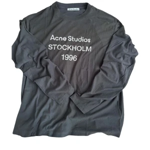 Acne studios long sleeve - En acne studios long sleeve ÄKTA, tröjan är i storlek S, men passar även M. Den är lite använd och därav priset. Vid frågor är det bara att komma pm 