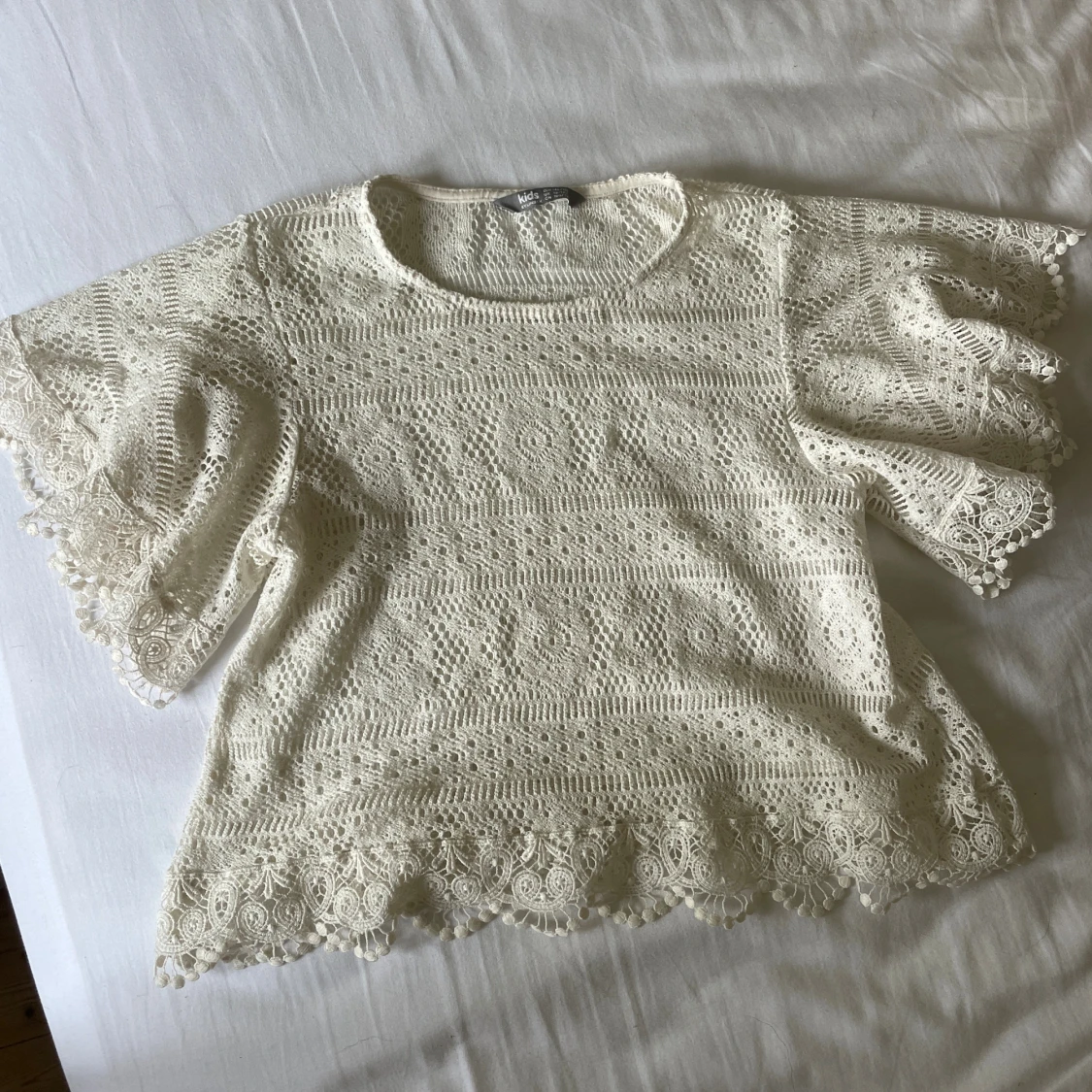 Vit spetsblus med vida ärmar