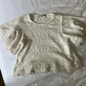 Vit spetsblus med vida ärmar - Superfin vit blus med spets