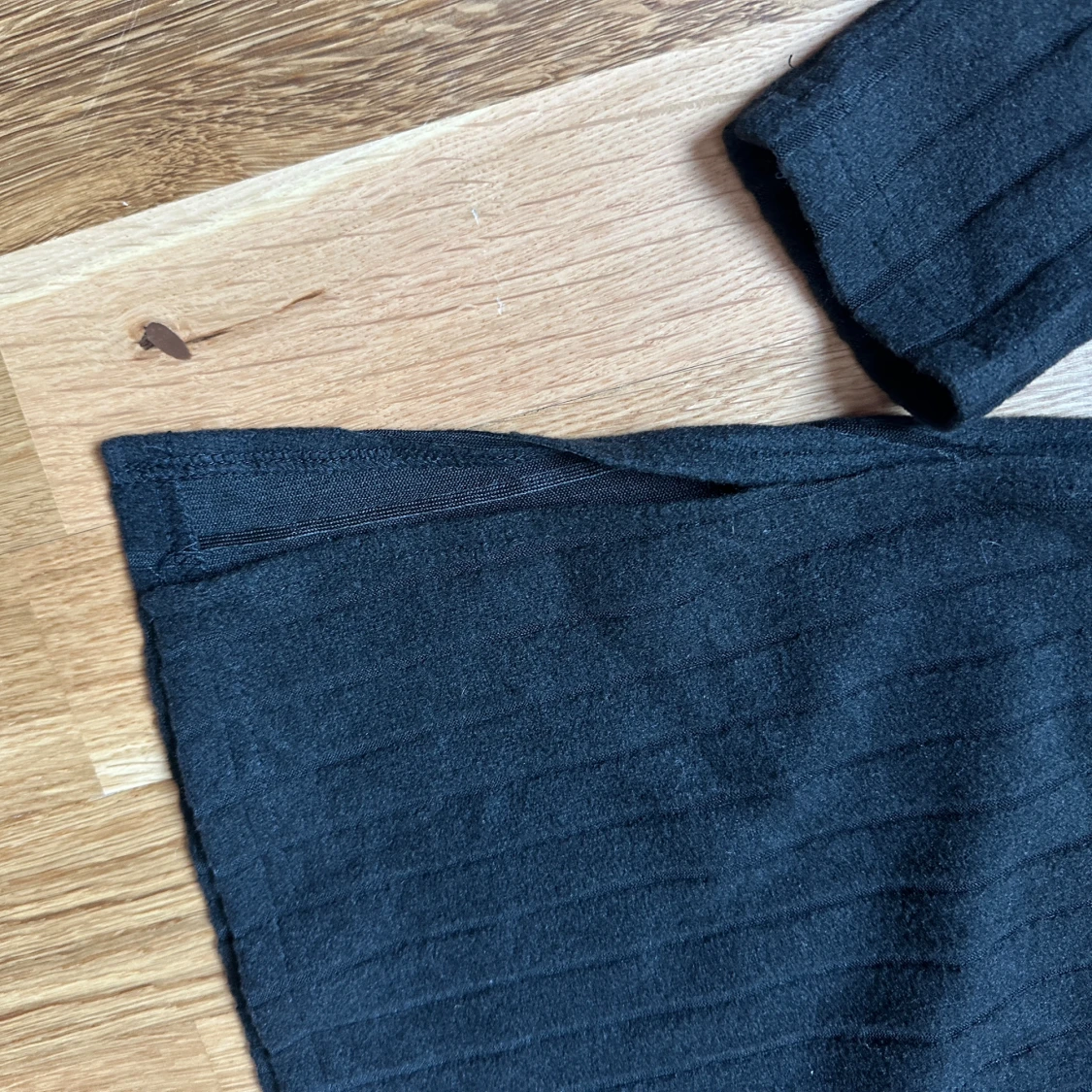 Svart ribbat co-ord med långärmad topp med slits o matchande byxor - 2