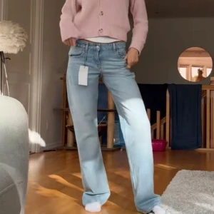 Low waist straight jeans - Säljer exakt dessa jeans från Zara i den juste färgen, dom är helt oanvända utan prislapp kvar, väldigt snygga, (inte egna bilder)