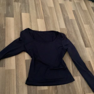 Mörkblå långärmad topp från SHEIN - Säljer en mörkblå långärmad topp från SHEIN i storlek XS Petite. Toppen har en rundad, lite bredare urringning och är figurnära i modellen. Perfekt att styla med jeans eller kjol för en clean look.