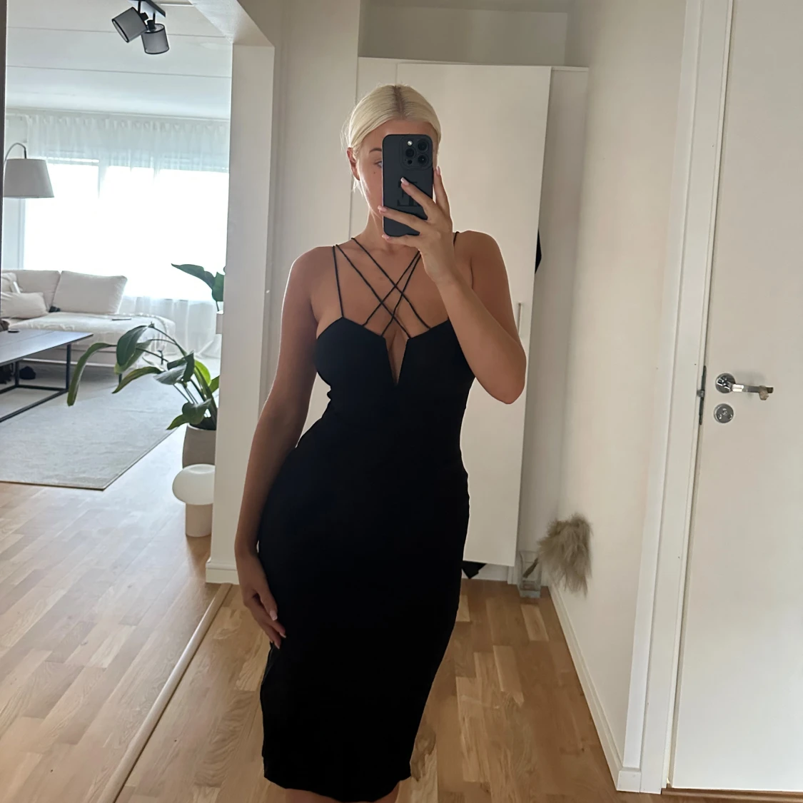 Svart klänning med korsade band Rare London