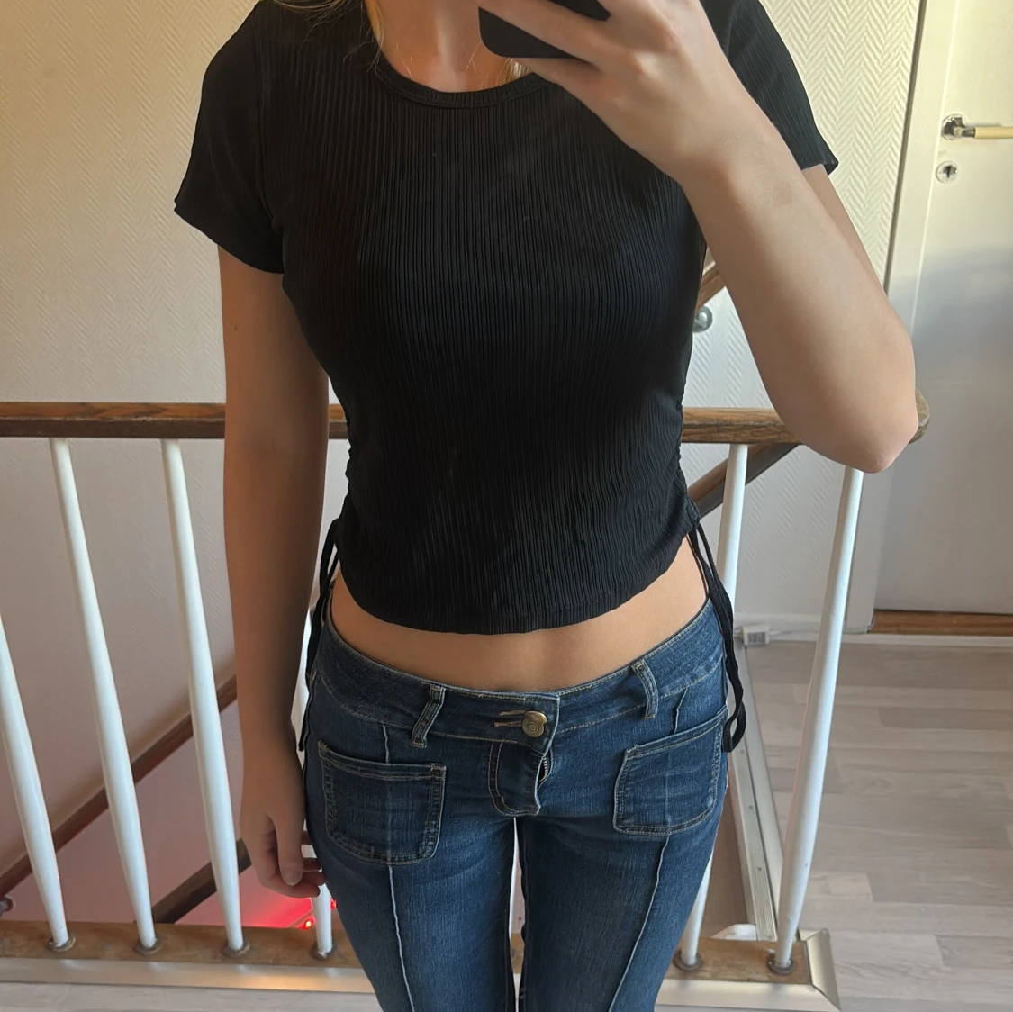 Svart ribbad croppad topp med snörning - 1