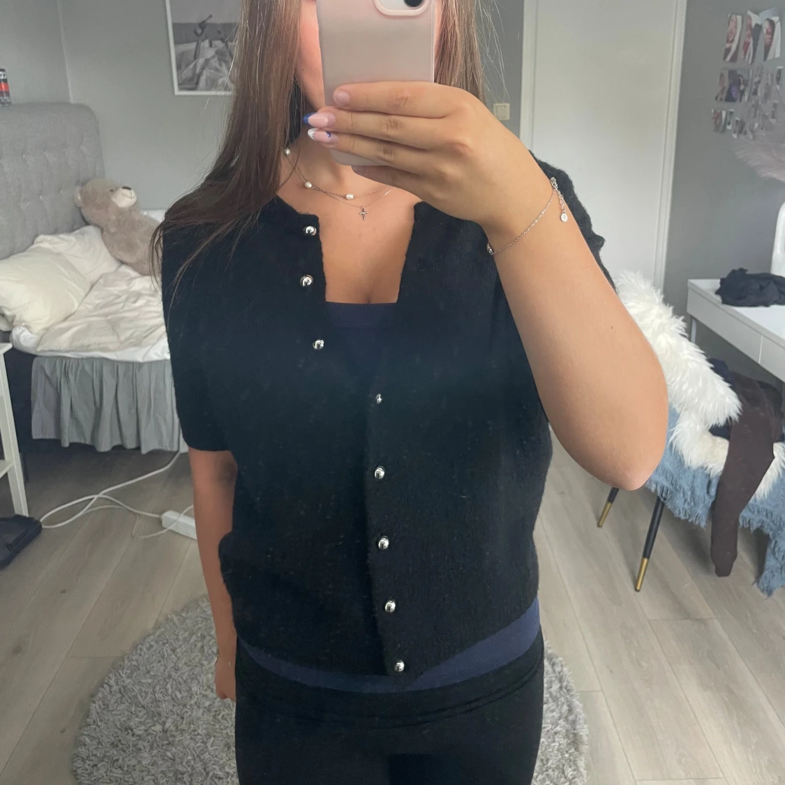 Svart stickad kofta med pärlknappar