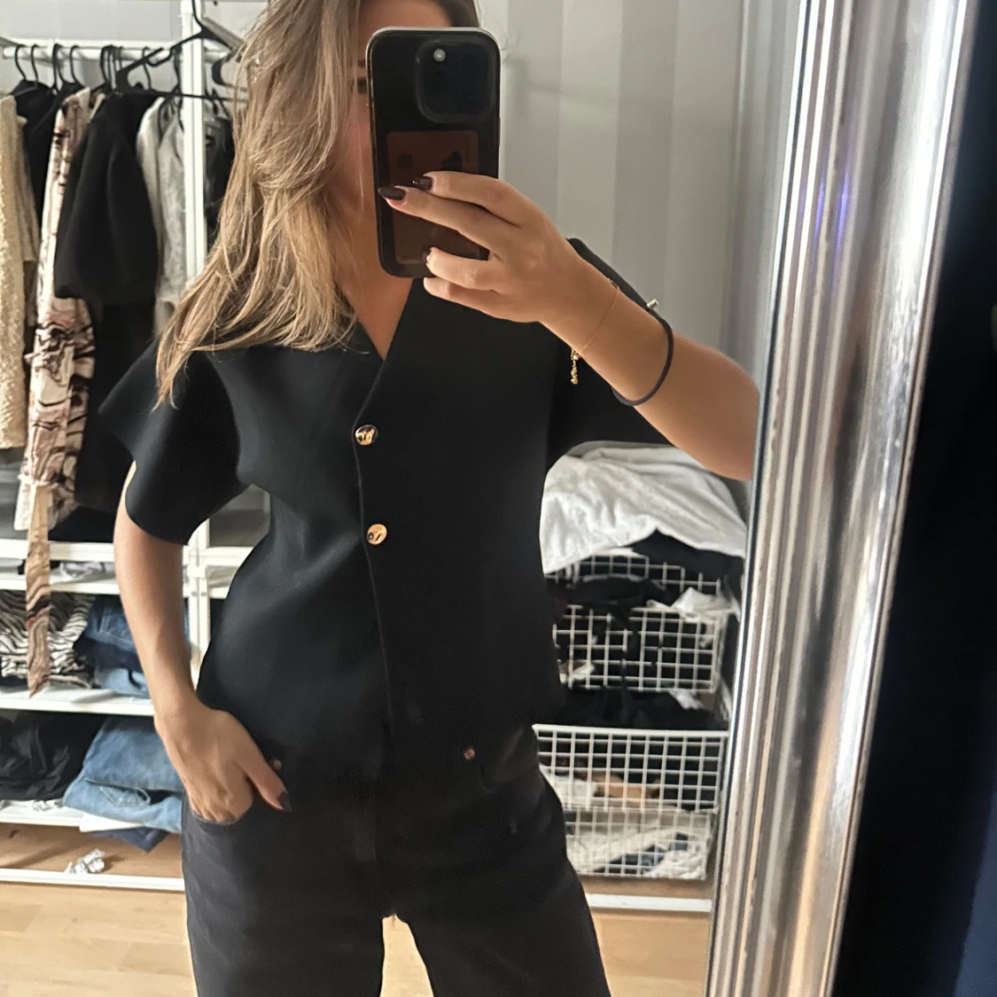 Svart blus med guldknappar - 1