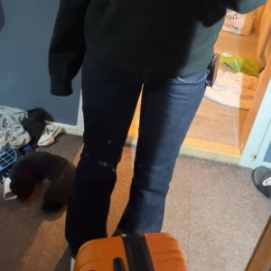 Mörkblå bootcut jeans - Snygga mörkblå boot cut jeans från A-brand! Säljer pga att dom är försmå, använda en del men fortfarande i bra skick!❤️