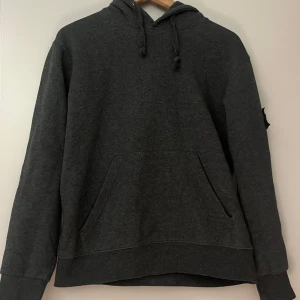 Läs beskrivningen! - Tja! Säljer denna as nice och snygga stone island tröja. Den är nästa helt oanvänd. Den är riktigt snygg. As nice att ha nu till t.ex hösten och vintern. Har du en eller fler frågar så är det bara att skriva. Pris kan även diskuteras!.⭐️