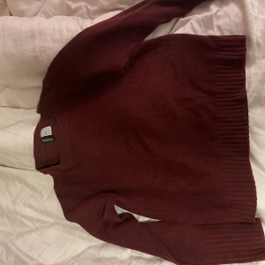 Vinröd stickad tröja från HM - Mysig vinröd stickad tröja från HM med rund halsringning och ribbade muddar vid ärmslut och nederkant. Perfekt för lager-på-lager och passar till allt. Enkel och stilren design som är lätt att matcha. Perfekt till hösten!!