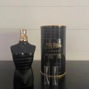 Jean Paul Gaultier le male le parfum, sample  - Jean Paul Gaultier le male le parfum 2x5ml sample. Det är en doft som har varma kryddiga noter med inslag av vanilj, lavendel och träiga noter. Parfymen är en Eau de Parfum Intense, vilket gör att den håller ca: 10-12 timmar på huden. Den passar bäst på vintern och hösten, när det är lite kallare väder. Men den sitter lika fint om man ska ut med någon. [2ml för 25kr] [5ml 55kr] [10ml för 105kr] nypris 75ml: 780kr