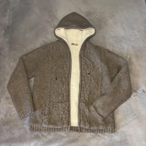 Fodrad Cardigan - Säljer denna riktigt sköna Fodrade Cardigan som är perfekt nu när det börjar bli kallt ute till hösten och vintern. Hör gärna av dig vid frågor eller funderingar.🦦