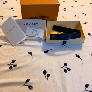 Louis Vuitton Armband - Äkta Louis Vuitton armband – helt nytt och aldrig använt. Klassisk design med ikoniska LV-detaljer, en tidlös accessoar som lyfter varje outfit.  ✅ Levereras med original box, dustbag och kort ✅ Skick: Helt ny