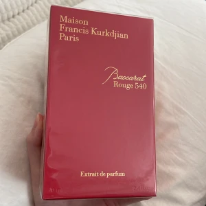 Baccarat Rouge 540 Extrait 70ml - Exklusiv parfym från Maison Francis Kurkdjian, Baccarat Rouge 540 Extrait de Parfum. Volym: 70 ml. Perfekt för dig som vill sticka ut med en lyxig doft.