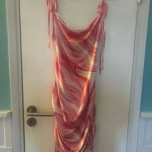 Klänning - Använd 1 gång skickar endast via instabox