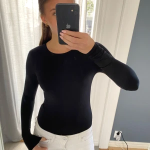 Svart långärmad topp från Zara - Säljer nu en svart body ifrån Zara i storlek S. Endast prövad på