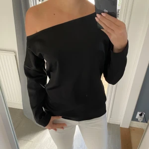 Svart offshoulder tröja Vero Moda - Svart långärmad tröja från Aware by Vero Moda med snygg offshoulder-design. 