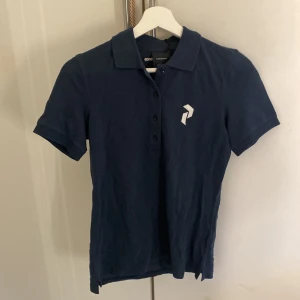 Peak performence piké  - Säljer denna dam piké i storlek S. Färgen är BLUE SHADOW. Aldrig använd helt ny. Köpt för 700kr