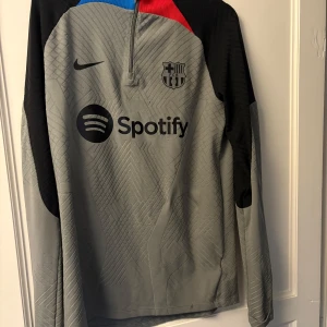 FC Barcelona långärmad träningströja - Säljer en långärmad FC Barcelona träningströja i storlek M , Köptes i Barcelonas klubb shop Mars 2023 för runt 1500 . BRA skick