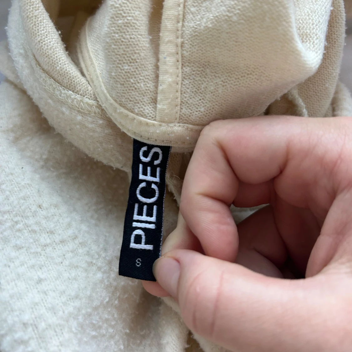 Krämvit hoodie från Pieces - 2