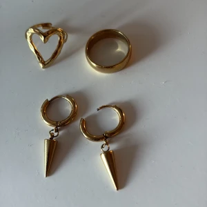 Guldiga ringar och örhängen - Man får ALLT för 60 kr 2 ringar och ett par örhängen.💛