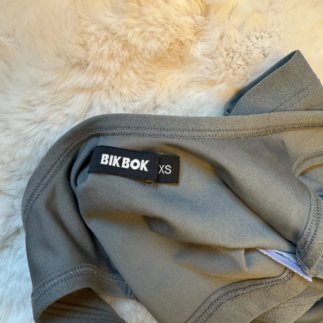 Grå croppad linnetopp från Bik Bok - 2