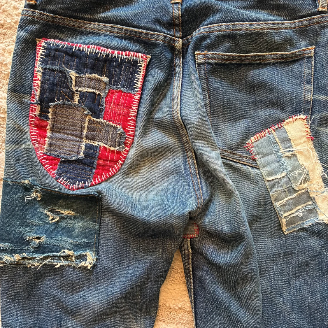 A.P.C. jeans med patchwork och slitningar - 3