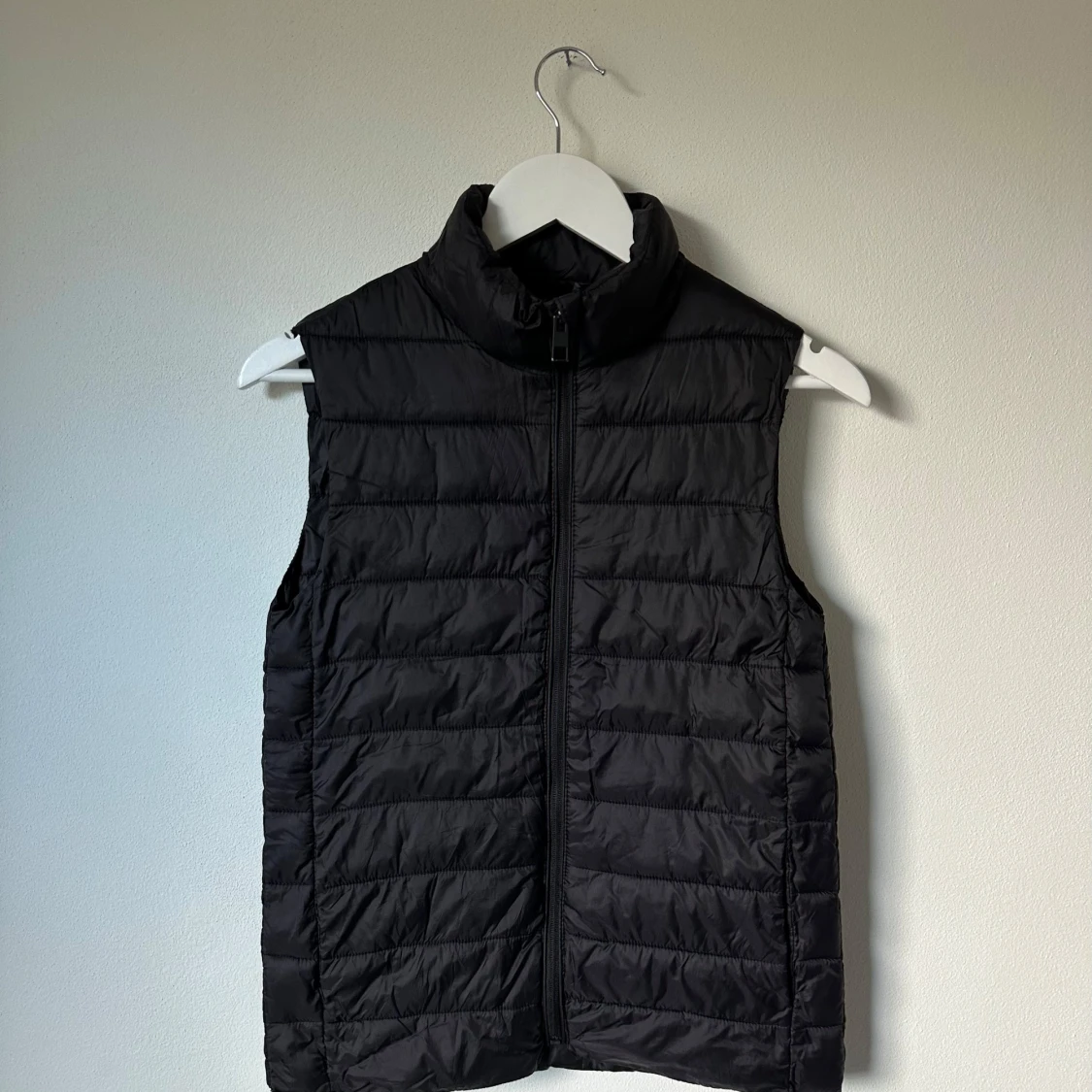 Svart dunväst från MNG