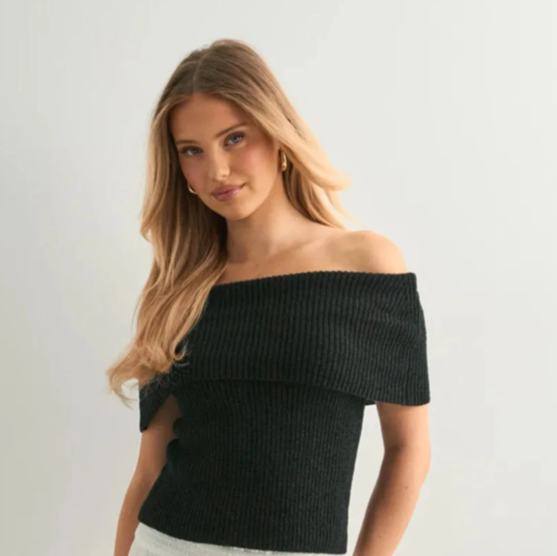 Svart ribbad offshoulder stickad topp - 1