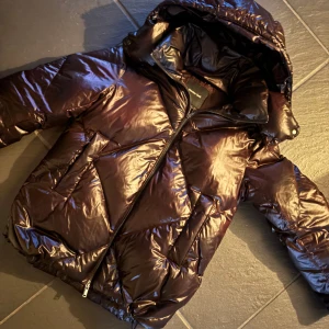 Vinröd pufferjacka Massimo Dutti -  GÅR ATT FÅ FRIFARKT!! 