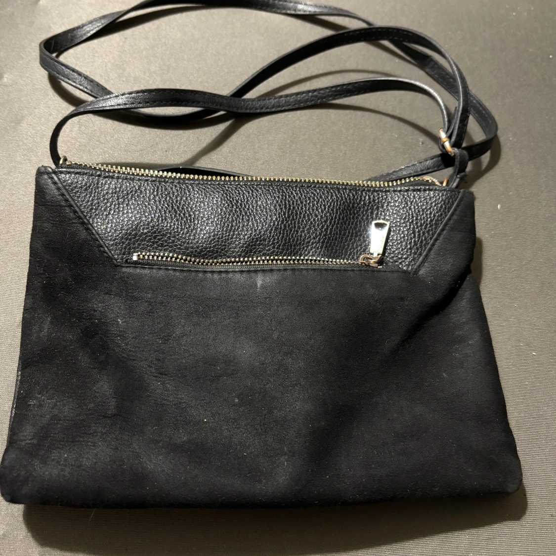 Svart axelväska i skinn och mocka